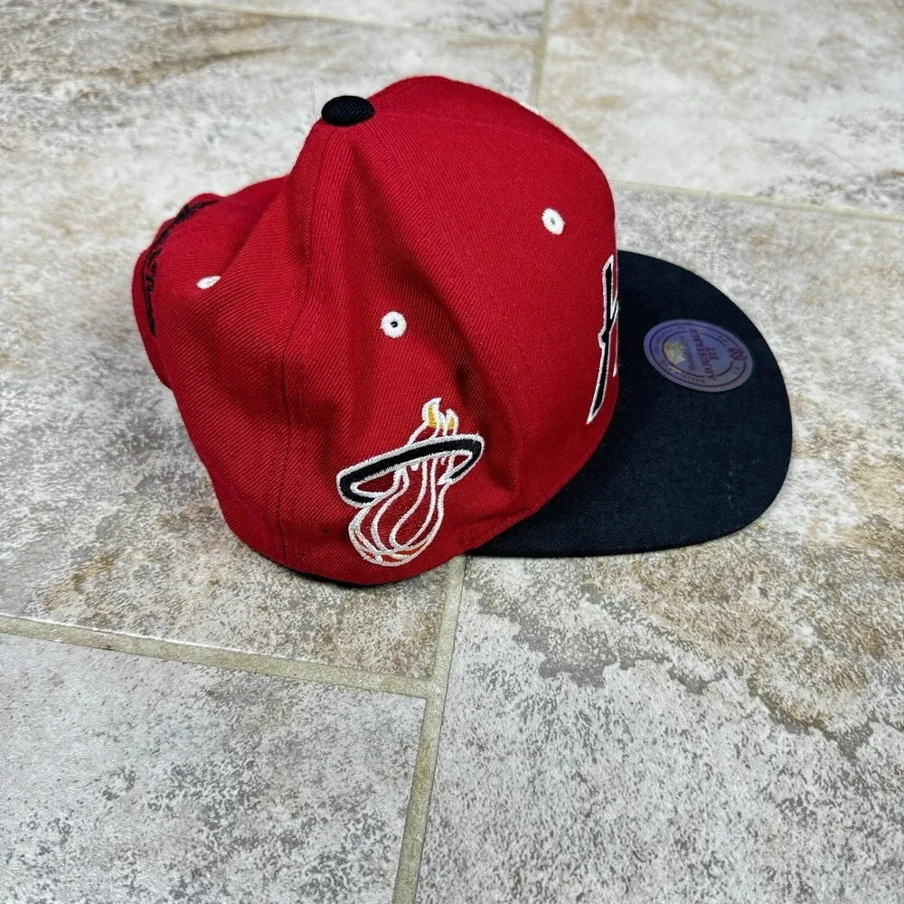 Mitchell &‎ Ness Miami Heat Red & Black NBA Vintage Snapback Hat Cap